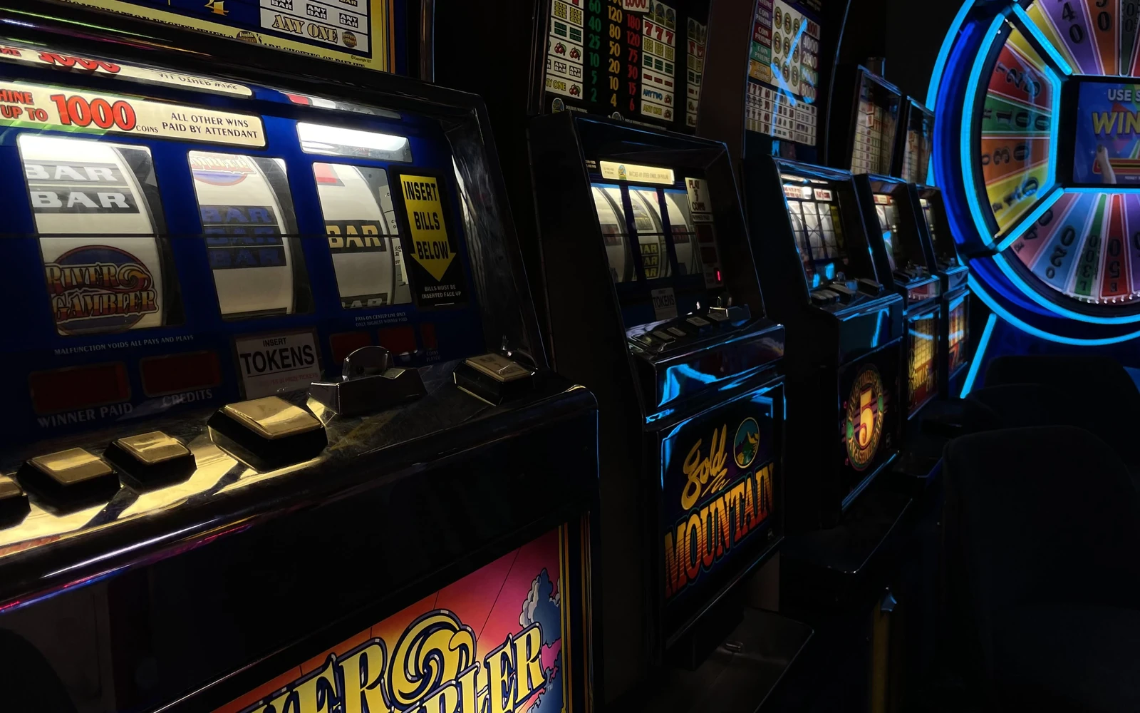 Layar video slot dengan animasi simbol dan fitur bonus